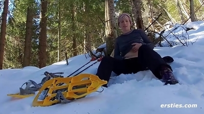 Veronicas Ausflug in den Schnee mit heißem Sq - Veronica uses anal toys outdoors at ski resort