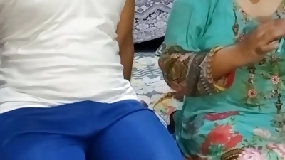 Stepmom ne first time stepson ko batya ke sex kasa karta hy, Desi stepmom and Indian stepson sex video with dirty hindi talk