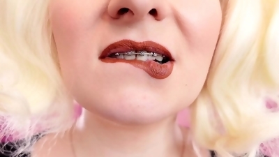 ASMR video: lipstick, mesh gloves and lollipop (Arya Grander)