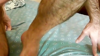 Earl plays with his toes and ends cum up on top of them
