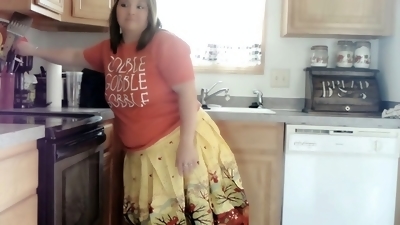 Thanksgiving mom bakes cookies in a remastered edition, showing off her curvy body