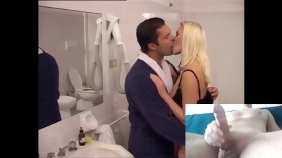 Milf italian de lingerie tem seu rabo fodido no banheiro