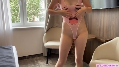 Hairy pussy babe tries on swimsuits to sexy tunes in a try-on haul