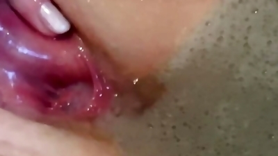 Vends-ta-culotte - Sexy amateur pussy close-up masturbating in the bath