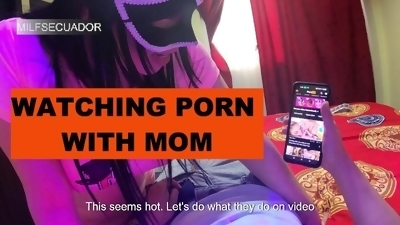 Acompaño a mi hijastro a ver porno e incluso le doy una mamada