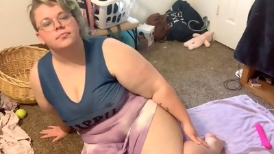 Displaying my sexy soles and plump pussy on camera