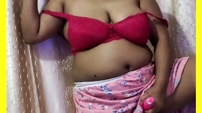 Desi hot sexy mature bhabhi girl fucking herself with dildo sex toy.