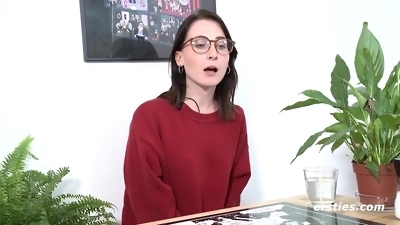 20-jiahrige Lia aus Magdeburg masturbiert mit Analplug - Solo nerd brunette girl in eyeglasses