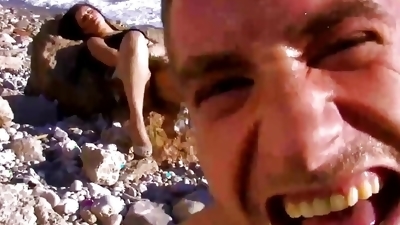 Sexy freches Babe wird am Strand gehammert